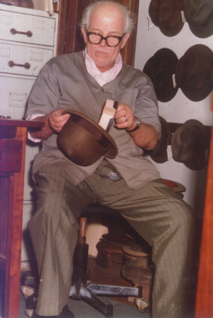 Carlos Monroe trabalhando em sua chapelaria.